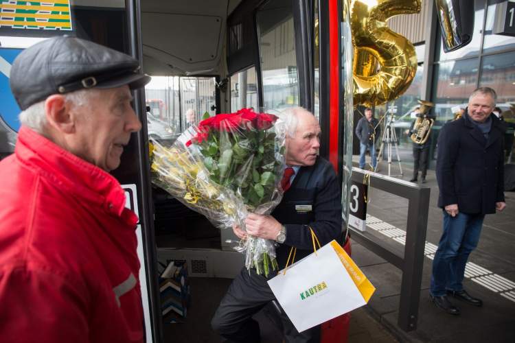 puse-amziaus-kaunietis-praleido-uz-autobuso-vairo